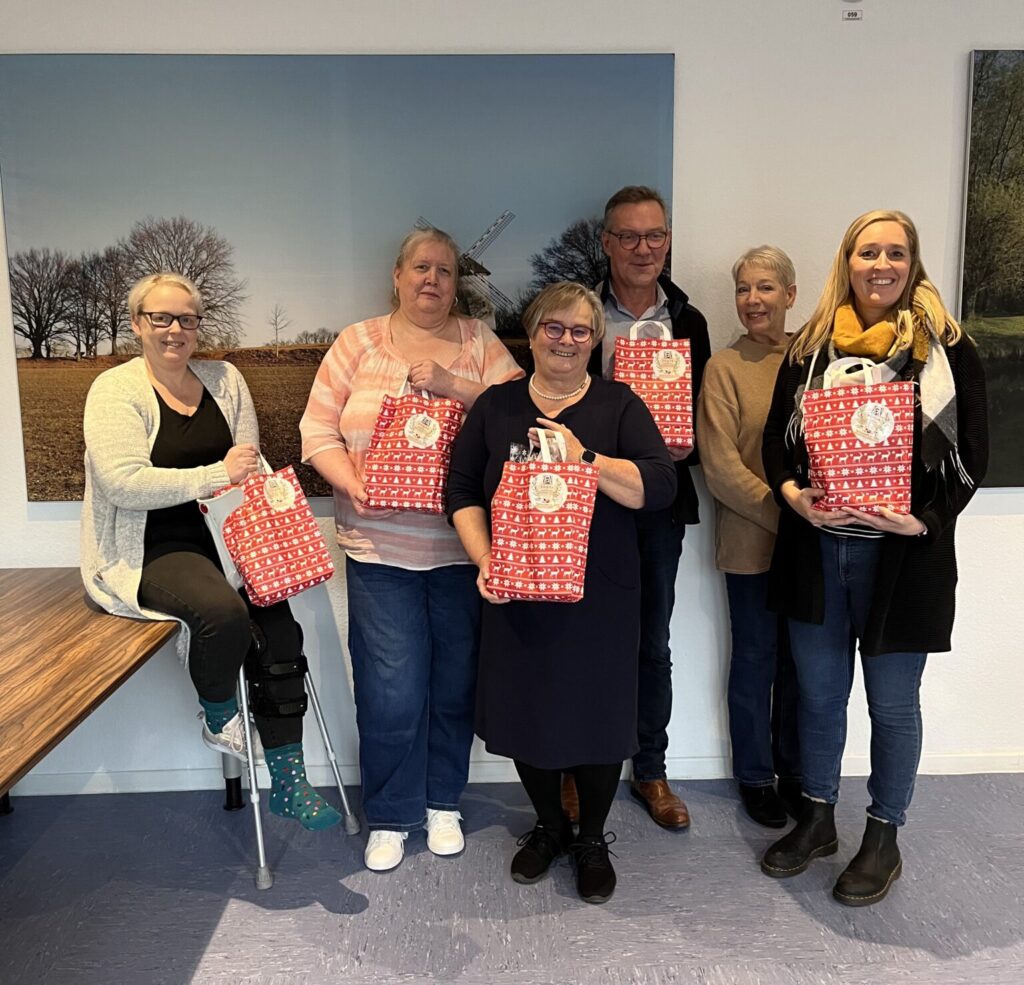 von links nach rechts: zwei Bewohnerinnen, die inzwischen in einem eigenen Zuhause wohnen, Anita Zimmermann, Vorsitzende Freundeskreis ZONTA Krefeld am Rhein e.V., Ludger Firneburg, Leiter der Diakonie, Zontian Dr. Cornelia Pier, Diplom-Pädagogin Nadine Pauser